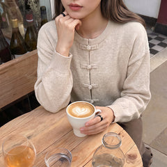 Loose-fitting long-sleeved sweater with flared front