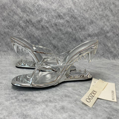 Abnormal Teeth And High-Heeled Slippers