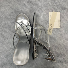 Abnormal Teeth And High-Heeled Slippers