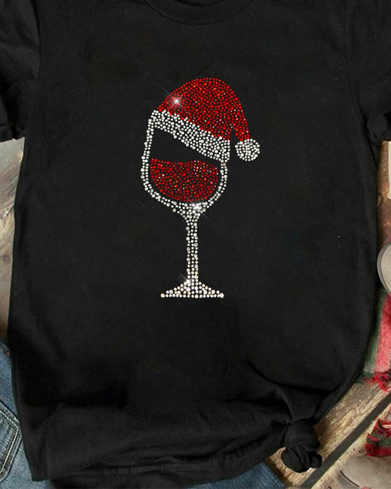 Kurzärmliges T-Shirt mit Weihnachtsmütze und Weinglas-Aufdruck