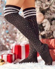 1 par de calcetines largos con decoración de diamantes de imitación y estampado de rayas navideñas