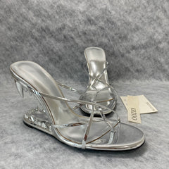Abnormal Teeth And High-Heeled Slippers