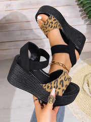 Sandalias de cuña con hebilla y tiras de guepardo Reece 