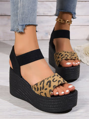 Sandalias de cuña con hebilla y tiras de guepardo Reece 