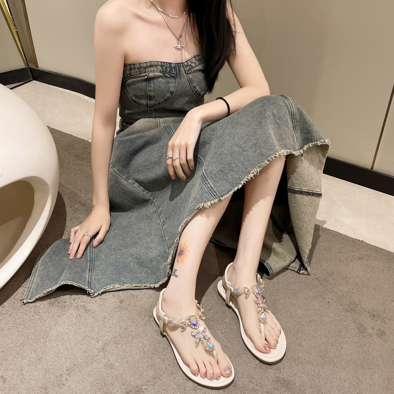 Sandalias elegantes con cordones y tiras de cristal 