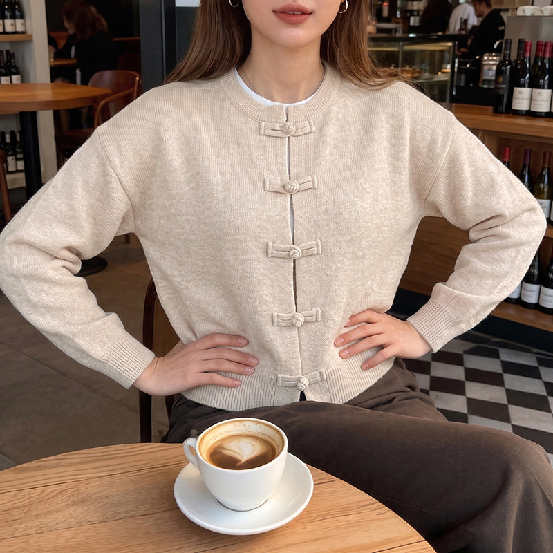 Loose-fitting long-sleeved sweater with flared front