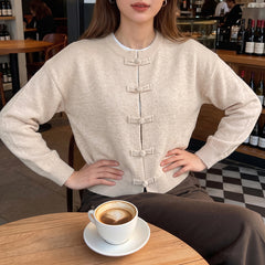 Loose-fitting long-sleeved sweater with flared front