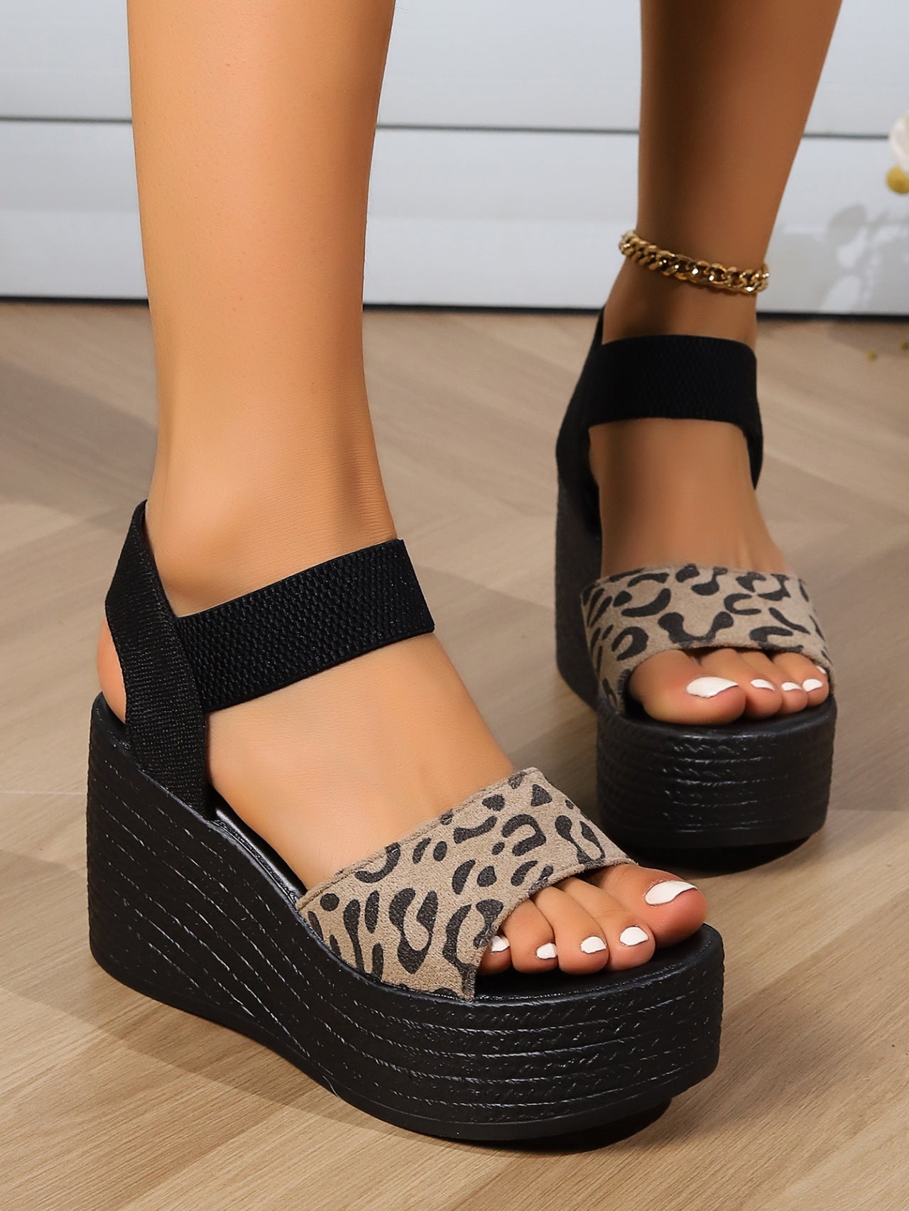 Sandalias de cuña con hebilla y tiras de guepardo Reece 
