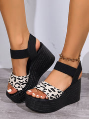 Sandalias de cuña con hebilla y tiras de guepardo Reece 