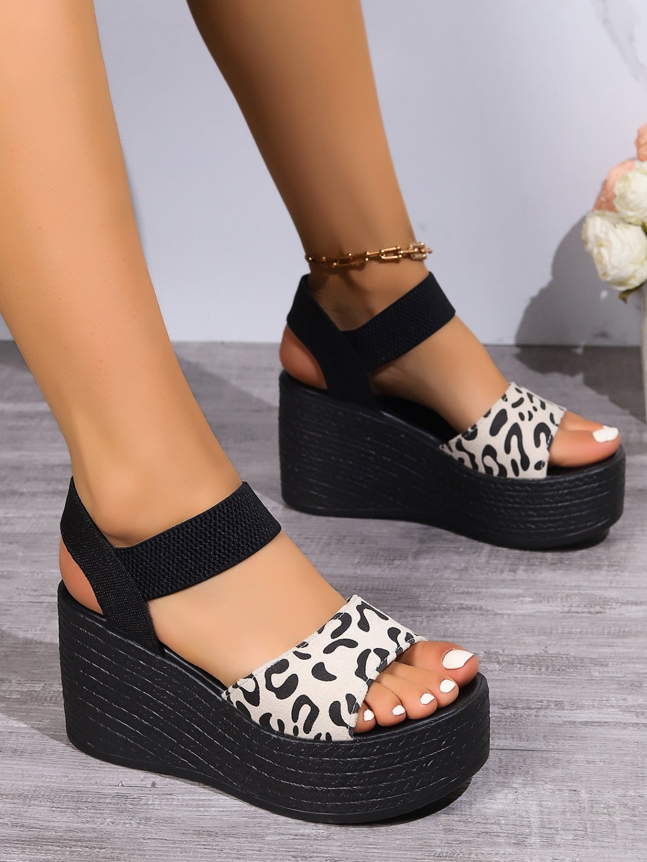 Sandalias de cuña con hebilla y tiras de guepardo Reece 