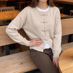 Loose-fitting long-sleeved sweater with flared front