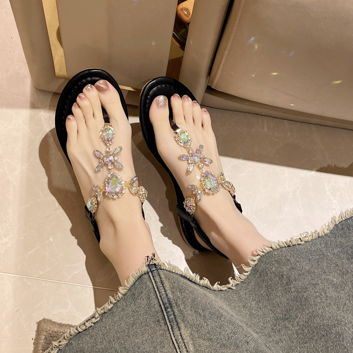 Sandalias elegantes con cordones y tiras de cristal 