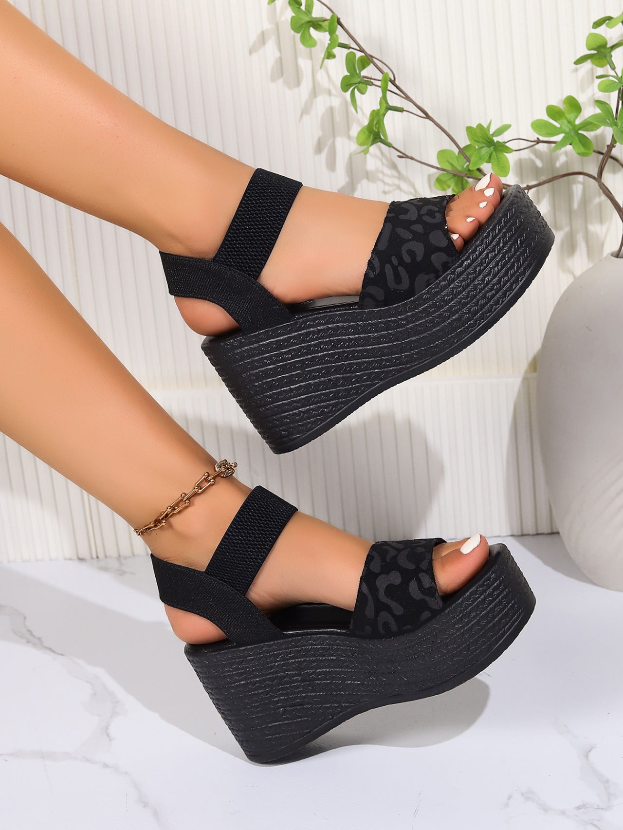 Sandalias de cuña con hebilla y tiras de guepardo Reece 
