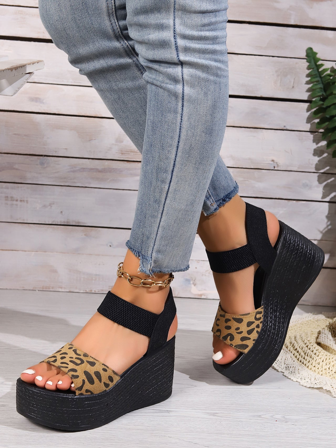 Sandalias de cuña con hebilla y tiras de guepardo Reece 