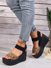 Sandalias de cuña con hebilla y tiras de guepardo Reece 
