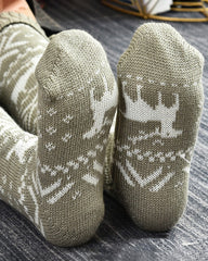 1 par de calcetines navideños hasta la rodilla con pompones y copos de nieve