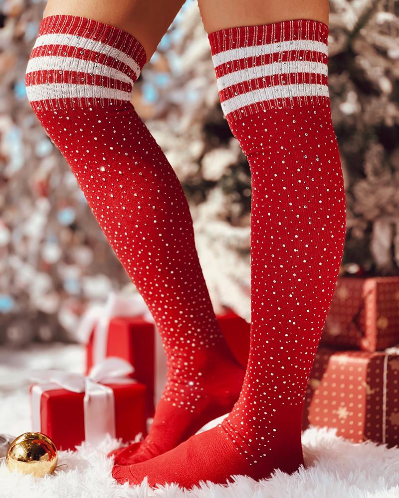 1 par de calcetines largos con decoración de diamantes de imitación y estampado de rayas navideñas