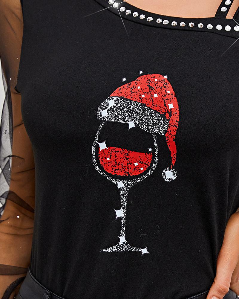 Top de malla en contraste con hombros descubiertos y estampado de copas de vino navideñas