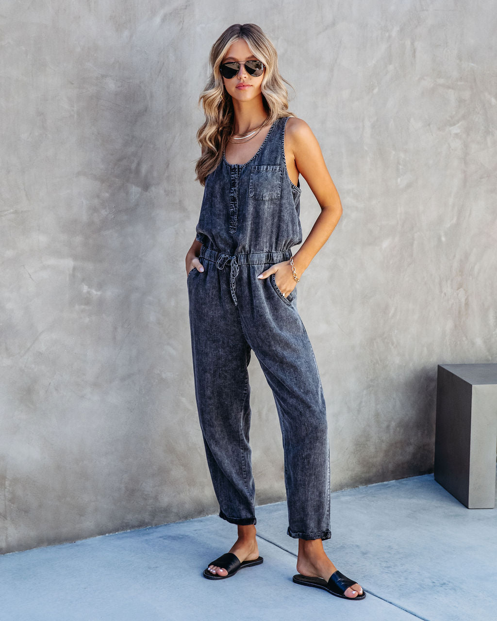 Courtney Tencel-Jumpsuit mit Taschen – Anthrazit-Säurewaschung 