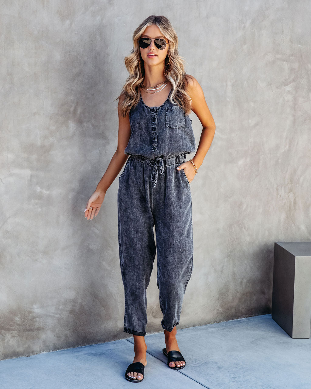 Courtney Tencel-Jumpsuit mit Taschen – Anthrazit-Säurewaschung 