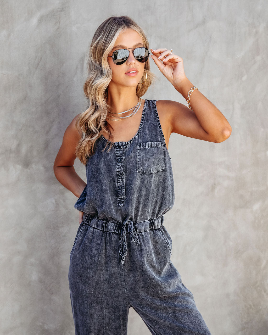 Courtney Tencel-Jumpsuit mit Taschen – Anthrazit-Säurewaschung 