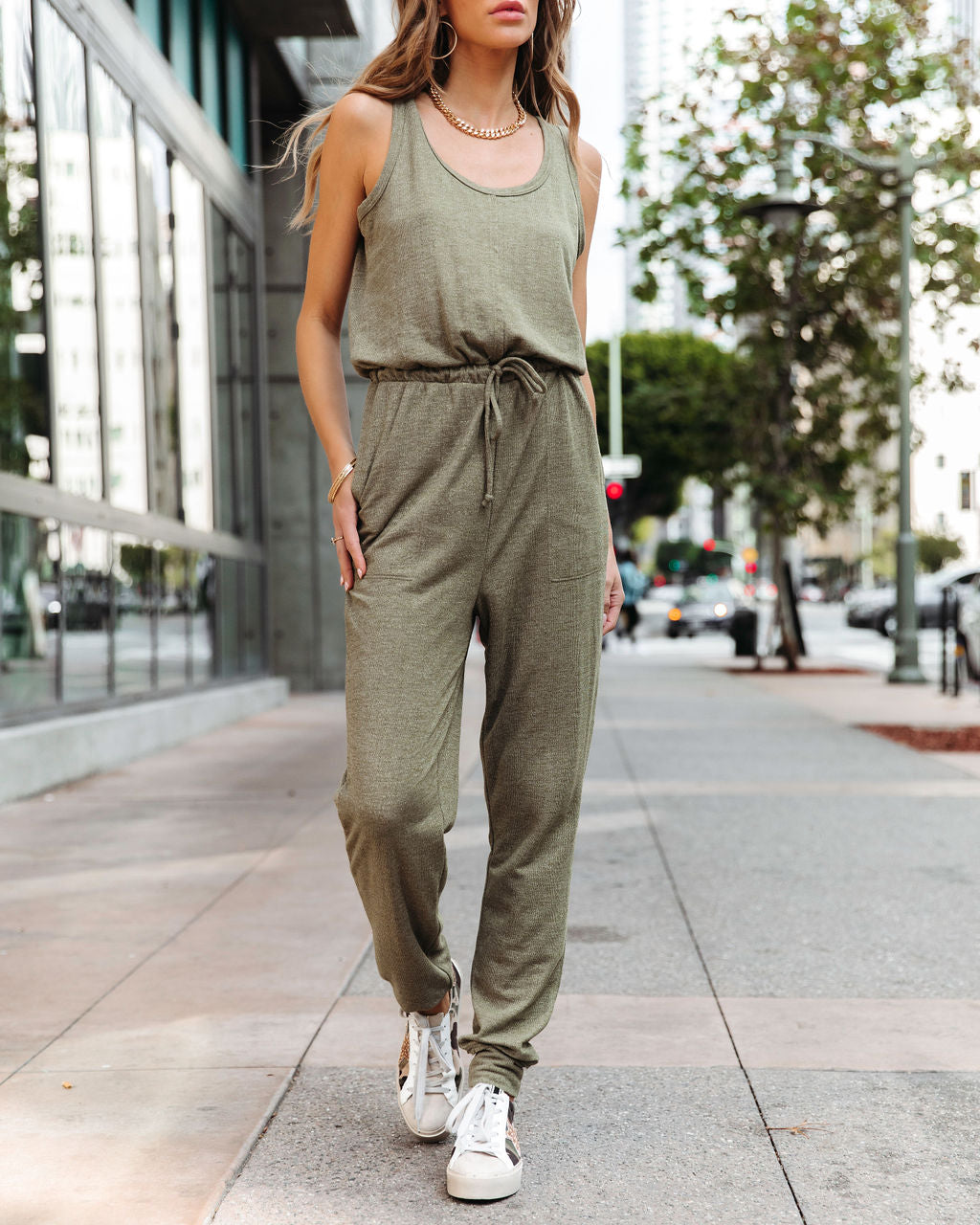 Kathleen Jumpsuit mit Taschen und Kordelzug - Olivgrün 