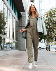 Kathleen Jumpsuit mit Taschen und Kordelzug - Olivgrün 