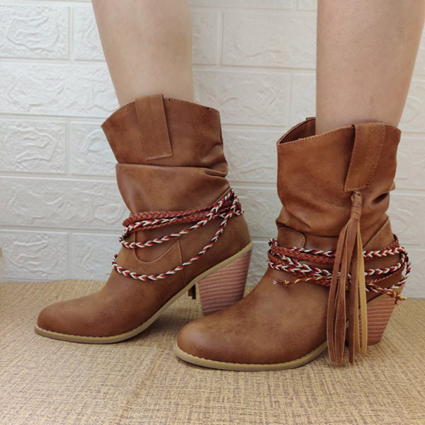 Slouchy-Stiefel mit geflochtenem Detail und Quastendekor 