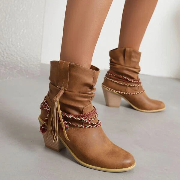 Botas holgadas con borlas decorativas y detalles trenzados 