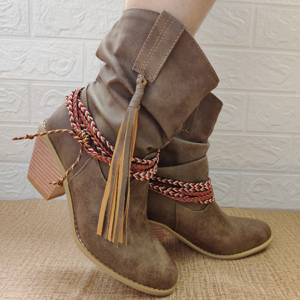 Botas holgadas con borlas decorativas y detalles trenzados 