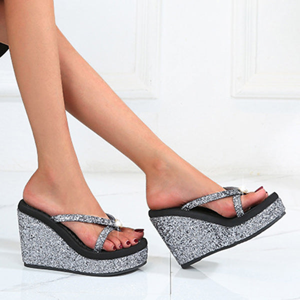 Flip-Flops mit glitzernden Pailletten und superhohem Absatz 