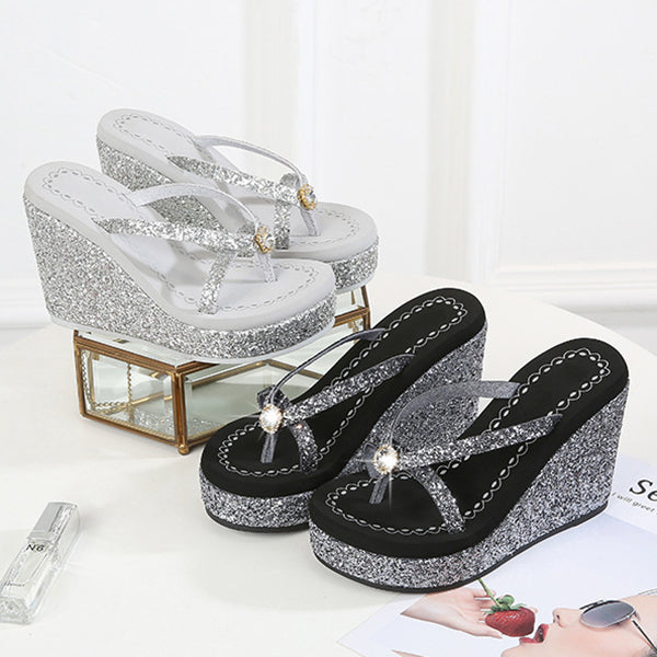 Flip-Flops mit glitzernden Pailletten und superhohem Absatz 