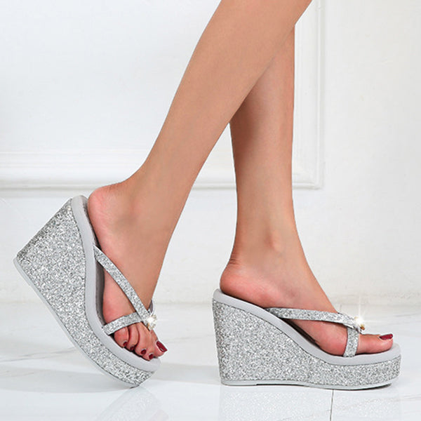 Flip-Flops mit glitzernden Pailletten und superhohem Absatz 