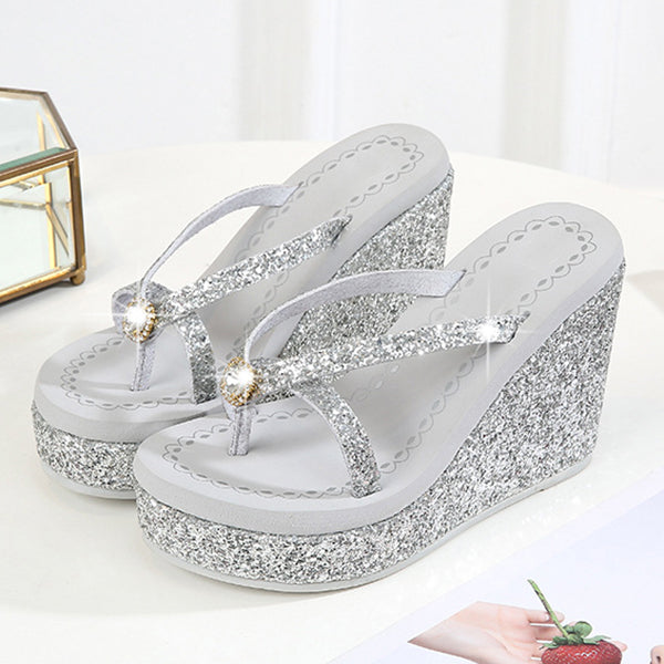 Flip-Flops mit glitzernden Pailletten und superhohem Absatz 